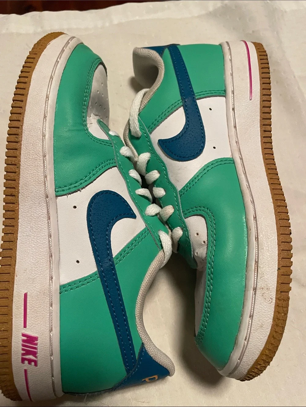 Nike Kids Low-Top Sneakers in Teal, White and Blue.   Boys size 1
